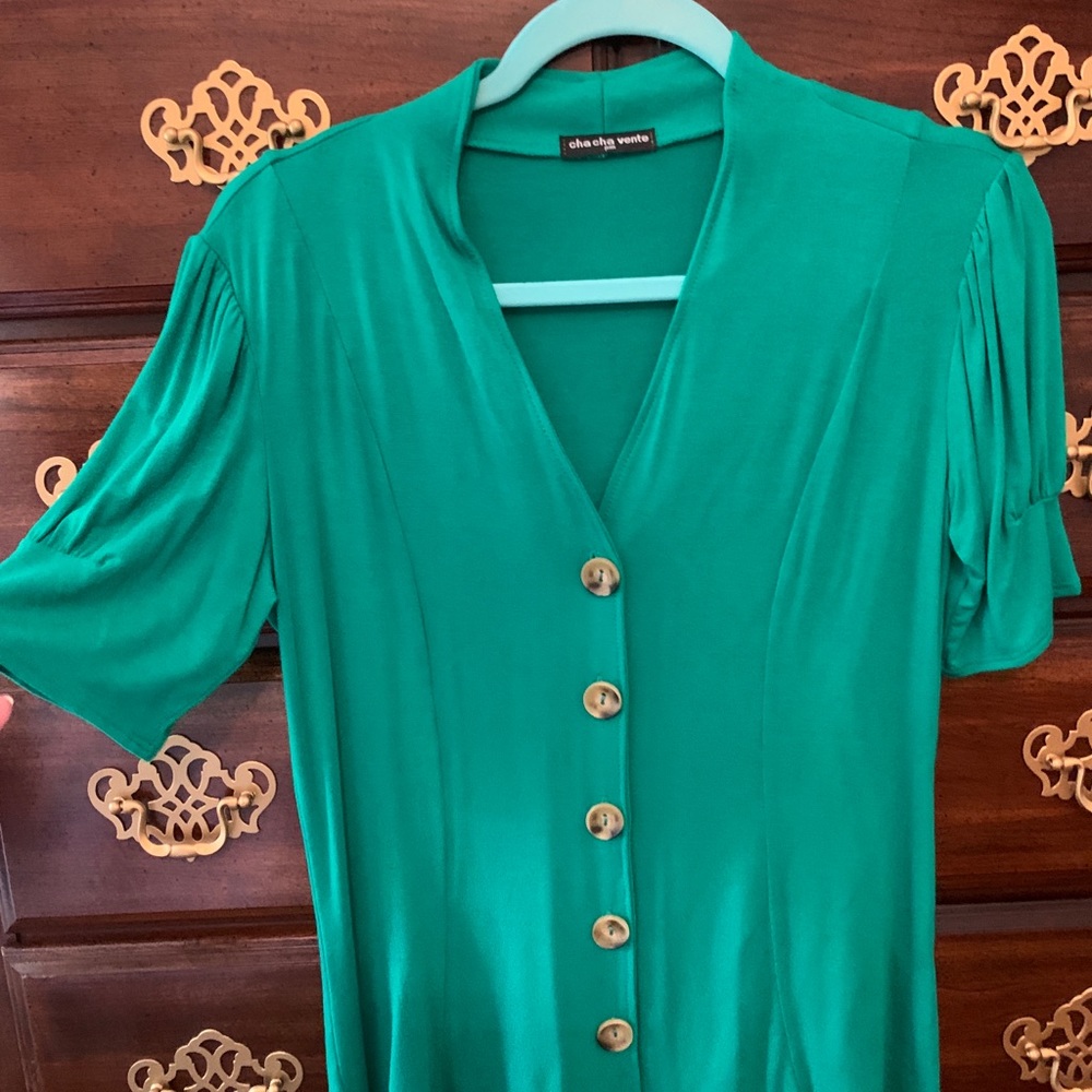 Emerald green. Color is lighter in photo 🤷🏻‍♀️.